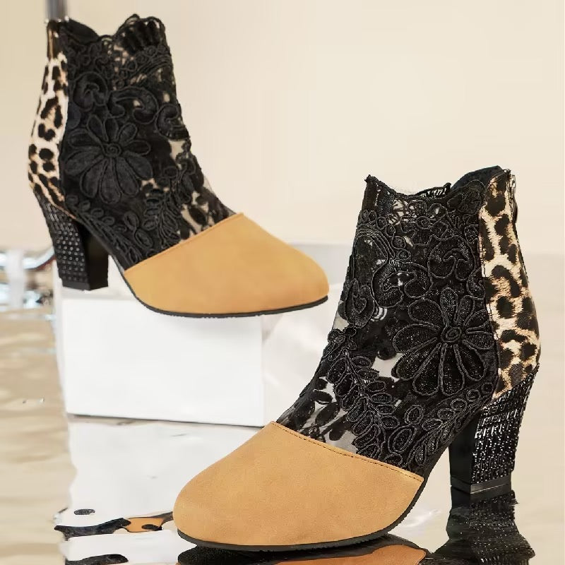 Comelyy Pointed Toe Chunky Heeled Floral Lace Ankle Boots
